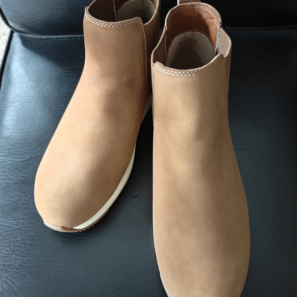 Woman's Eastlake Woodford Chelsea Faux Suede Boot